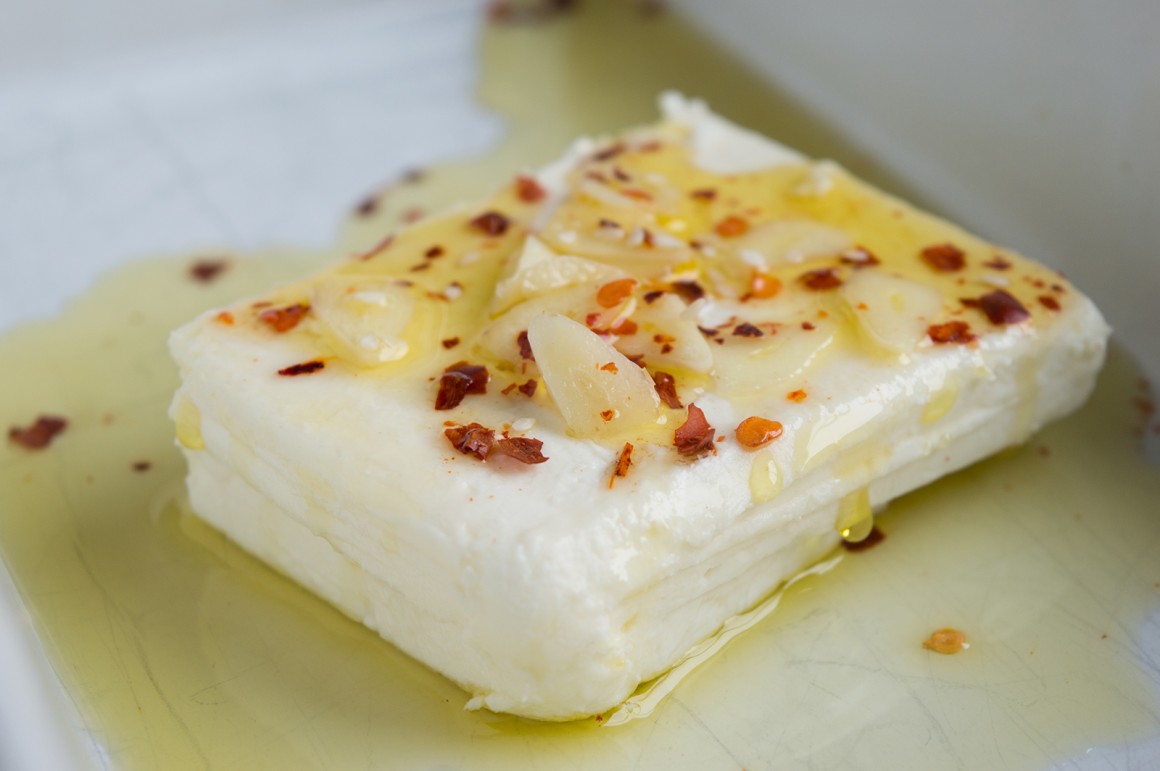 Feta in Knoblauch-Öl eingelegt