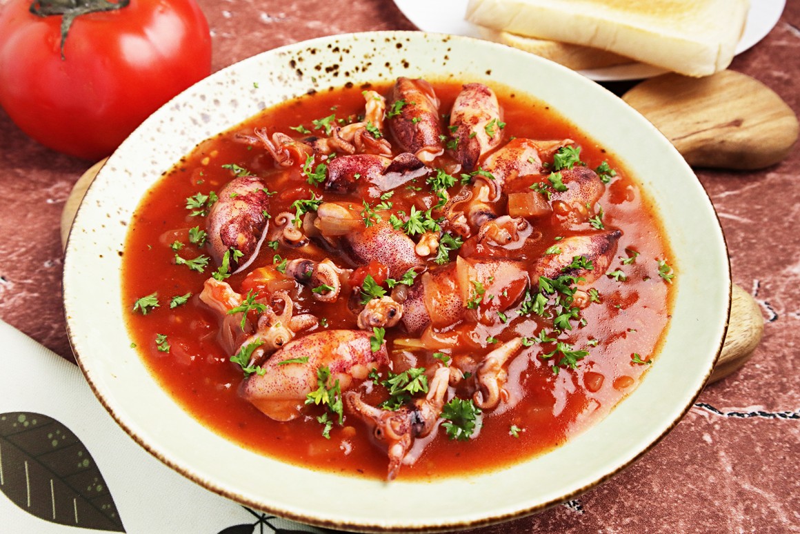 Mini Tintenfische in Tomaten