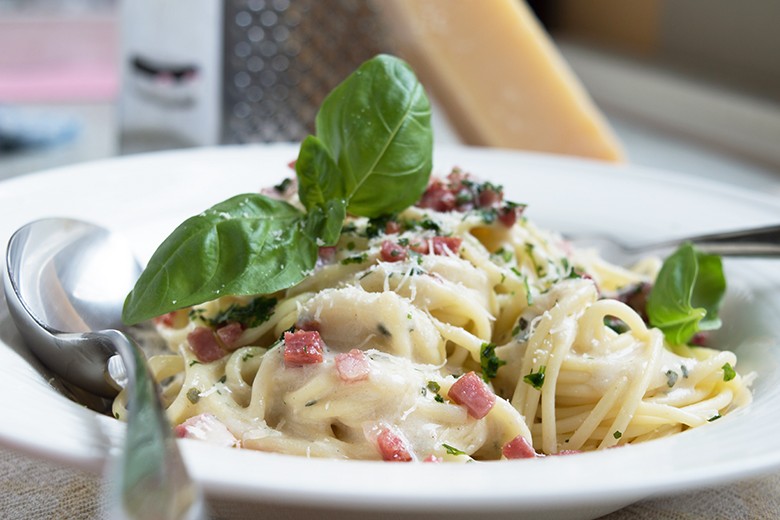Spaghetti Carbonara mit Basilikum