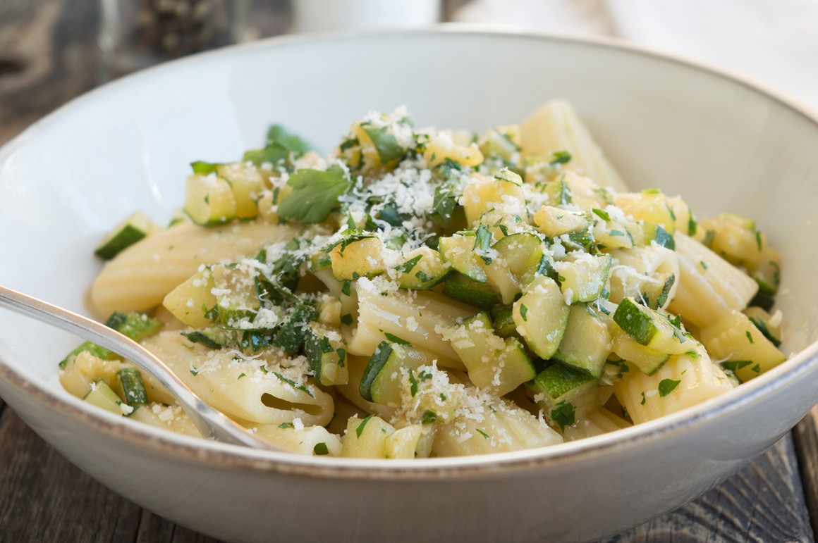 Nudeln mit gebratenen Zucchini
