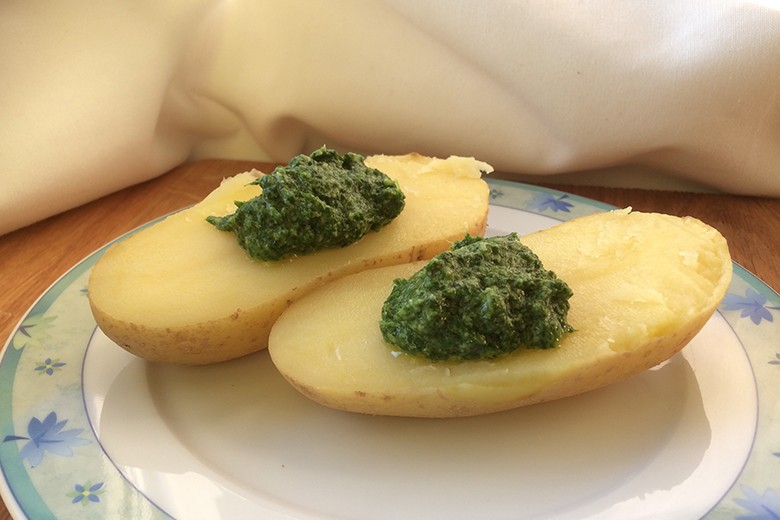 Feldsalat-Pesto auf Pellkartoffel