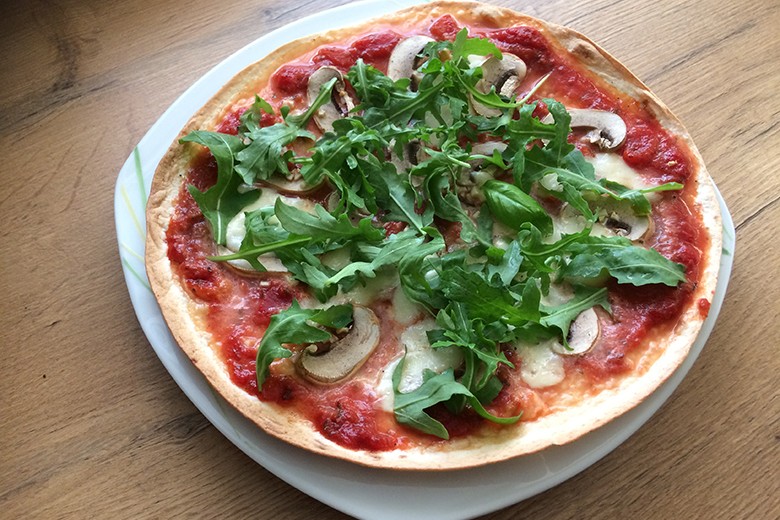 Hauchdünne Tortilla-Pizza mit Champignons
