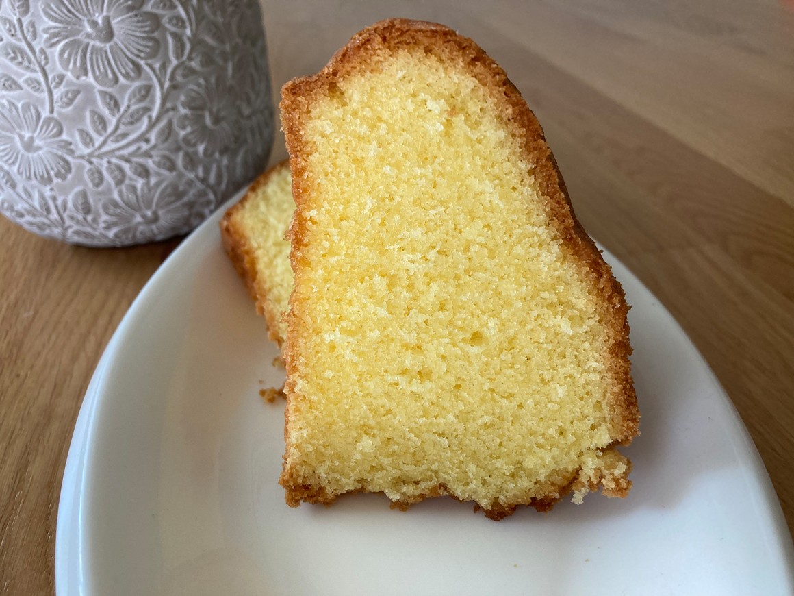 Flaumiger Eierlikörkuchen
