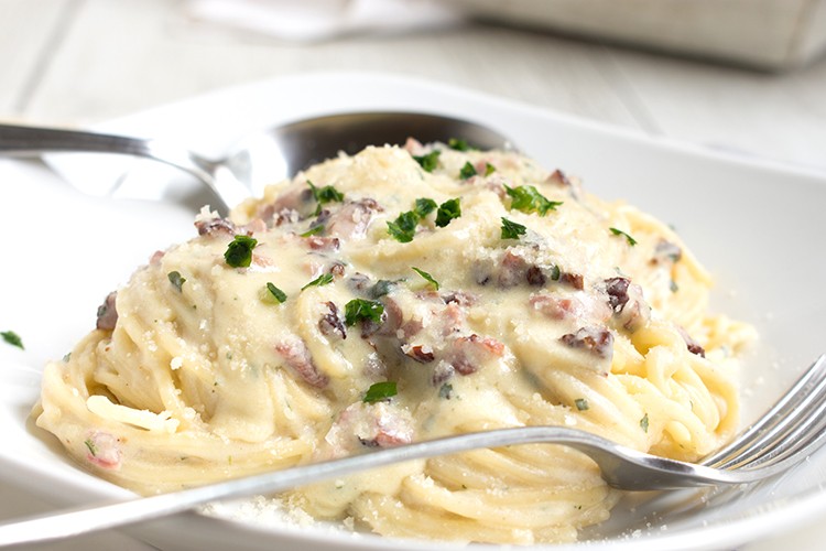 Nudelpfanne mit Räucherspeck und Ei