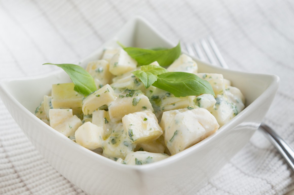 Käsesalat mit Basilikumcreme
