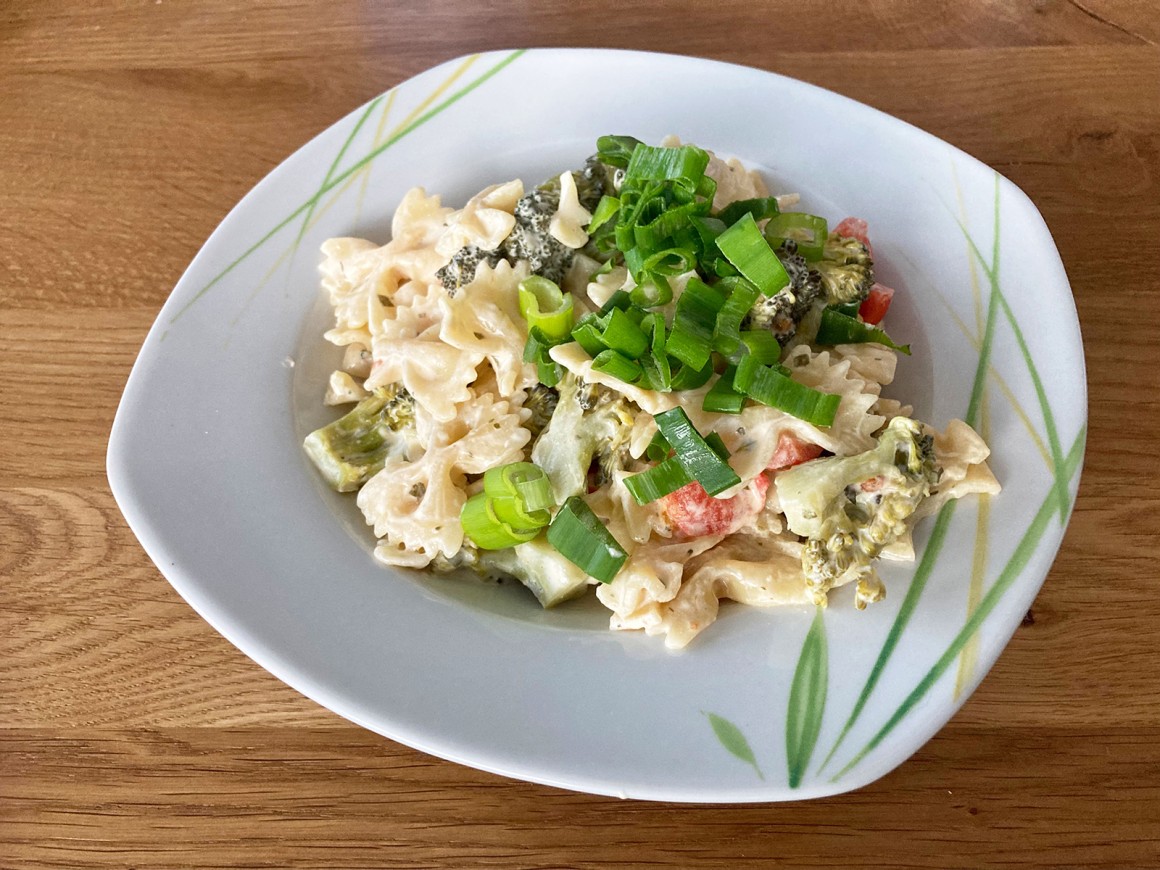 One Pot Pasta mit Gemüse und Frischkäsesauce - Rezept