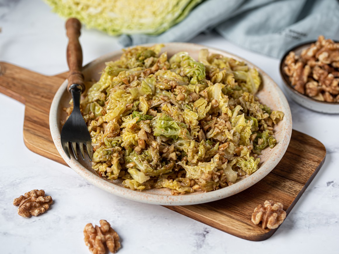 Geschmorter Wirsing mit Nüssen - Rezept