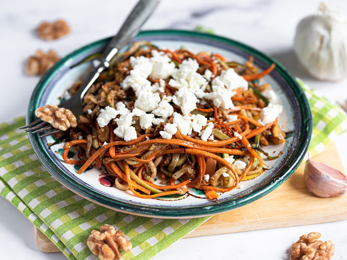 Möhrennudeln mit Feta und Walnüssen