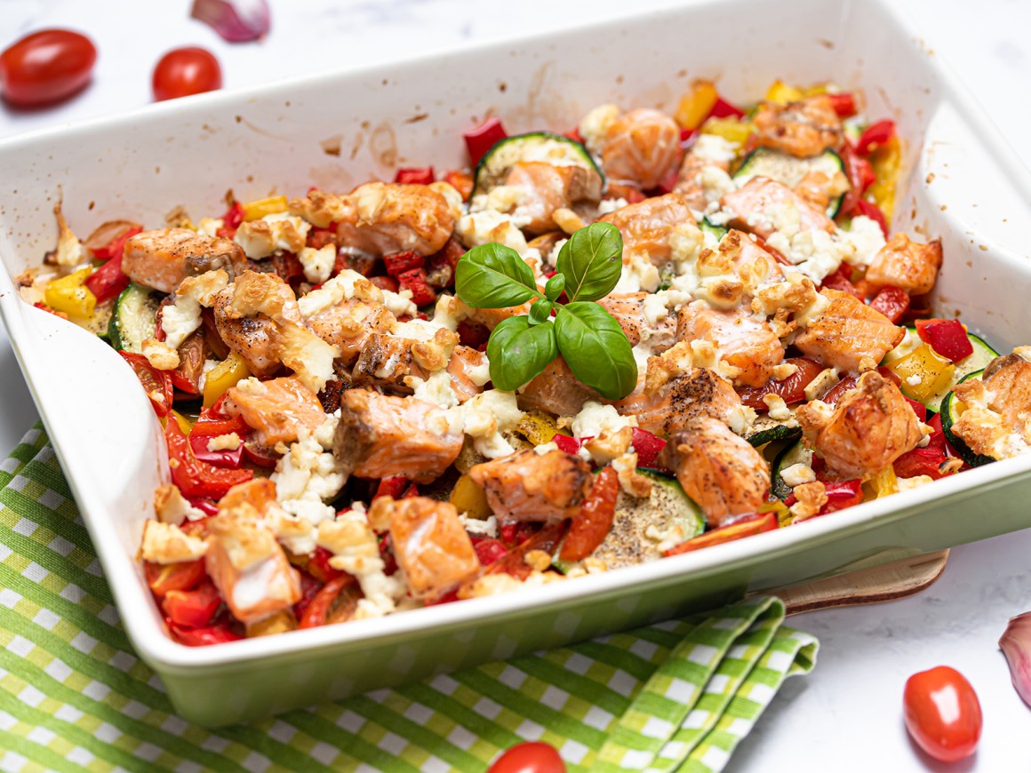 Lachsauflauf mit Gemüse und Schafskäse