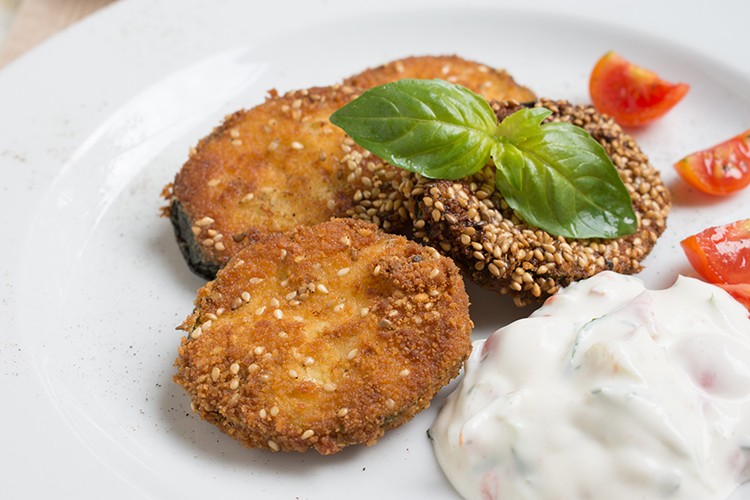 Gebratene Zucchini mit Tomaten-Tzatziki