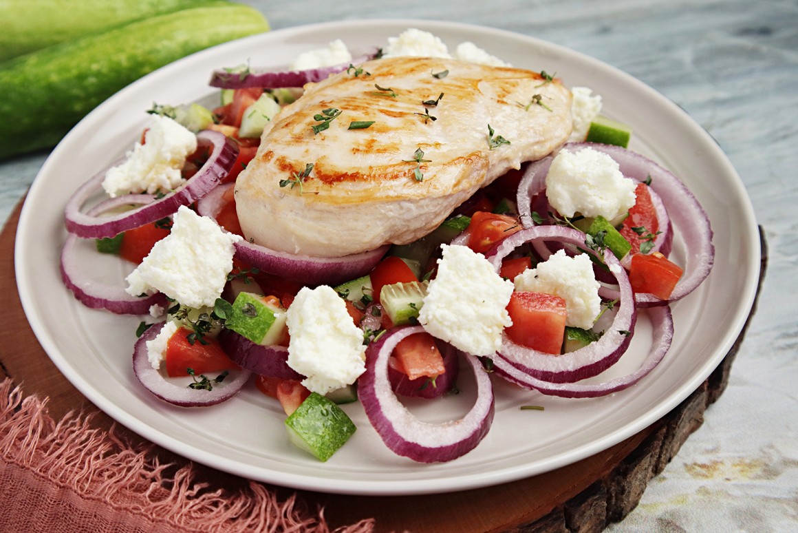 Hähnchen auf Tomate-Gurken-Salat