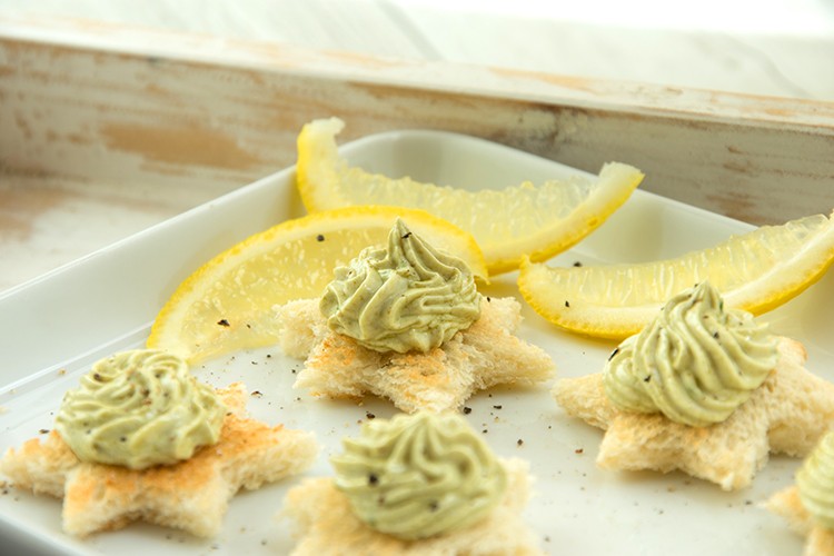 Avocadocreme auf Toaststernen