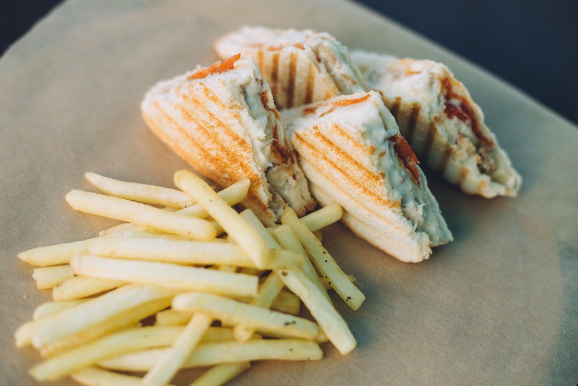 Gegrillte Sandwiches mit Tomate und Mozzarella