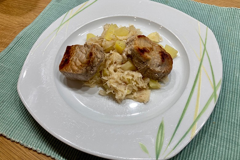 Schweinefilet auf Apfel-Sauerkraut