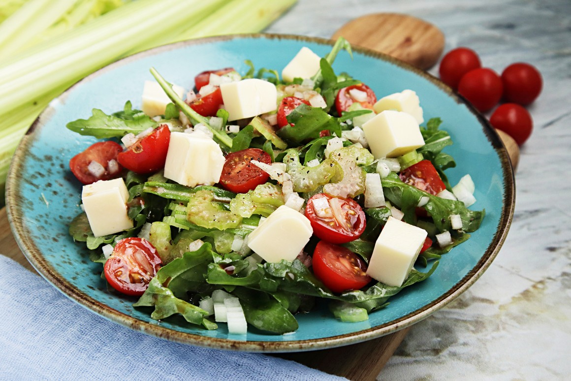 Staudensellerie-Tomaten-Salat mit Mozzarella