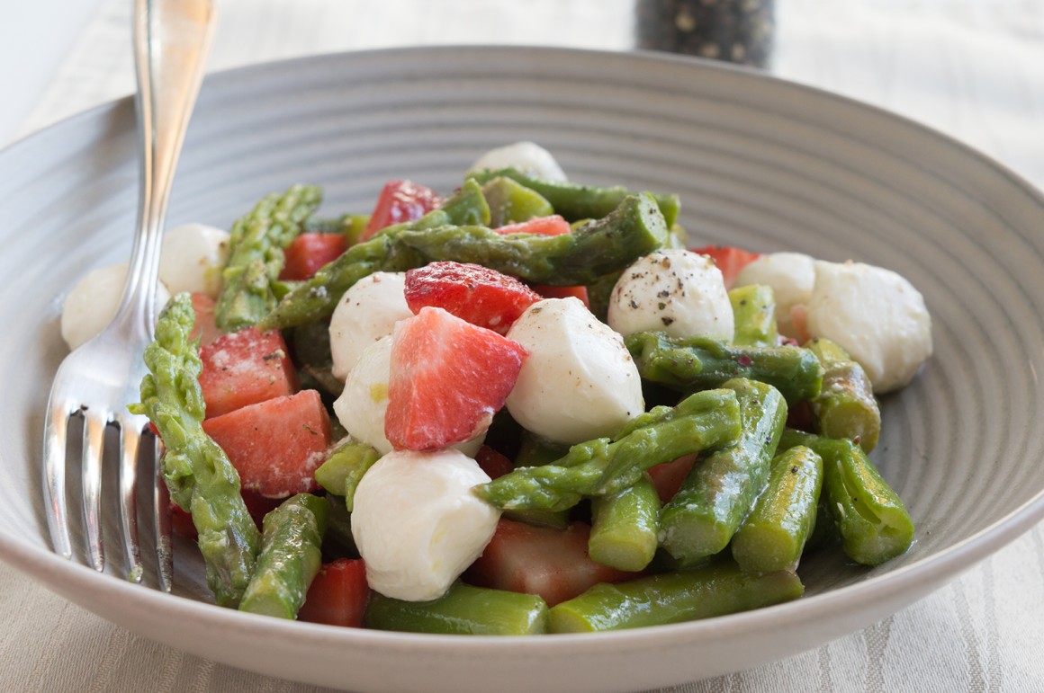 Spargelsalat mit Erdbeeren und Mozzarella