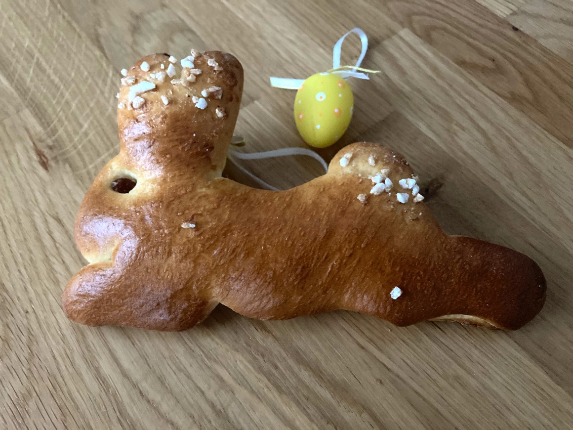 Selbstgebackene Osterhasen aus Hefeteig