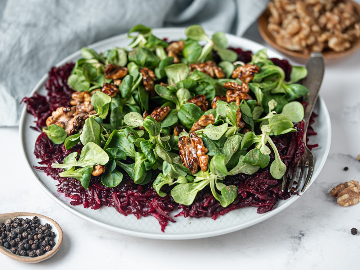 Feldsalat auf Rote-Bete mit karamellisierten Nüssen - Rezept