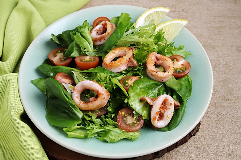 Gebratene Tintenfischringe mit Salat