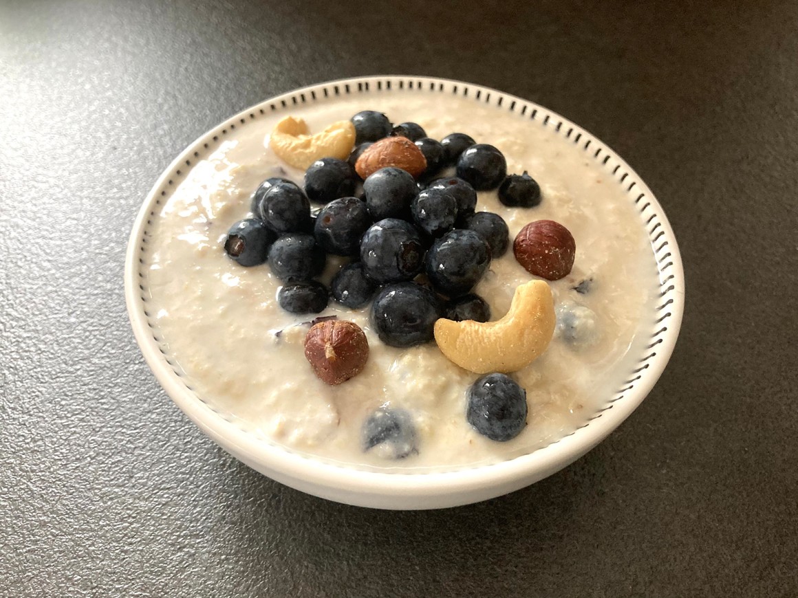 Getreidebrei mit Beeren