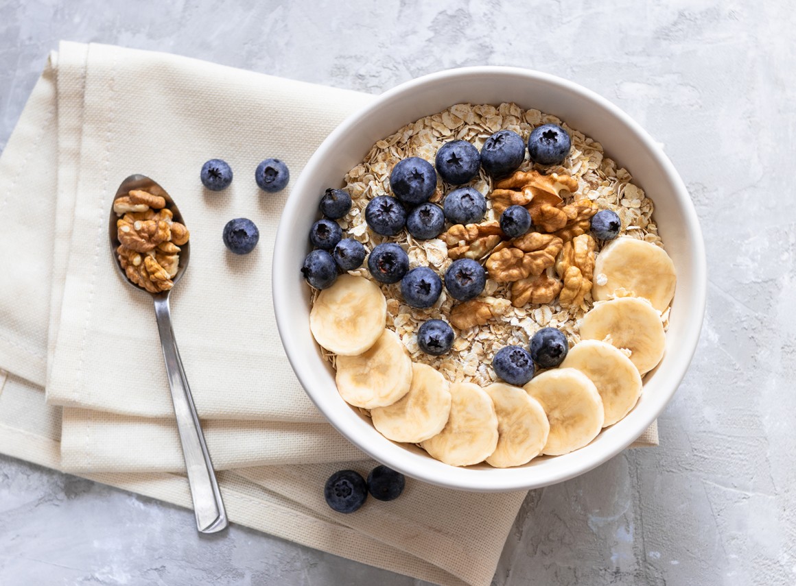 Müsli mit Banane und Blaubeere