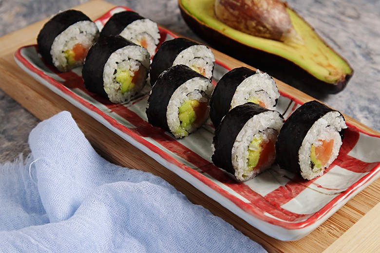 Sushi-Rollen mit Lachs und Avocado