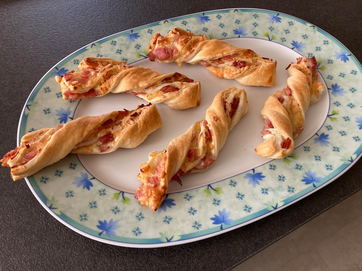 Blätterteig-Schinken-Käse-Stangen