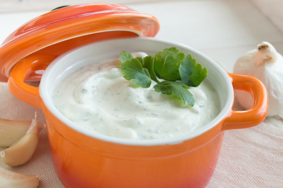 Kräuterdip mit veganem Joghurt