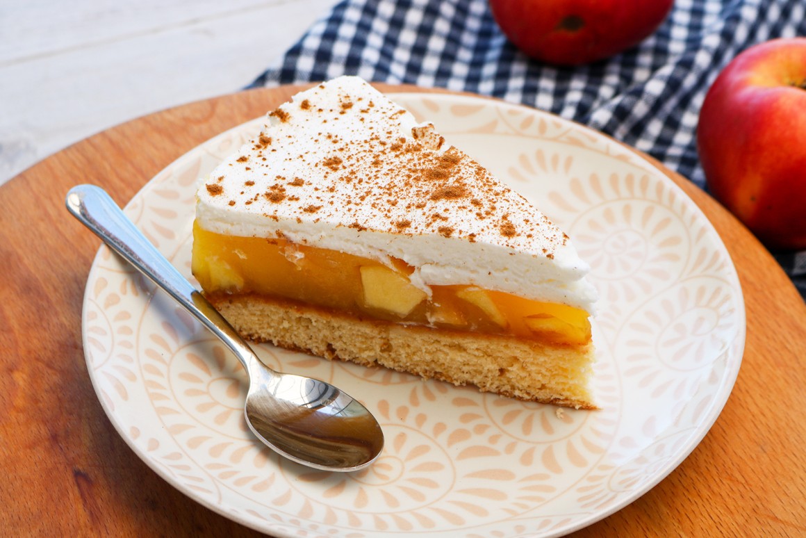 Apfeltorte mit Sahne und Zimt