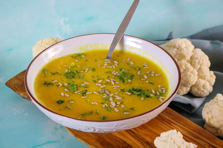 Cremesuppe mit Blumenkohl und Apfel