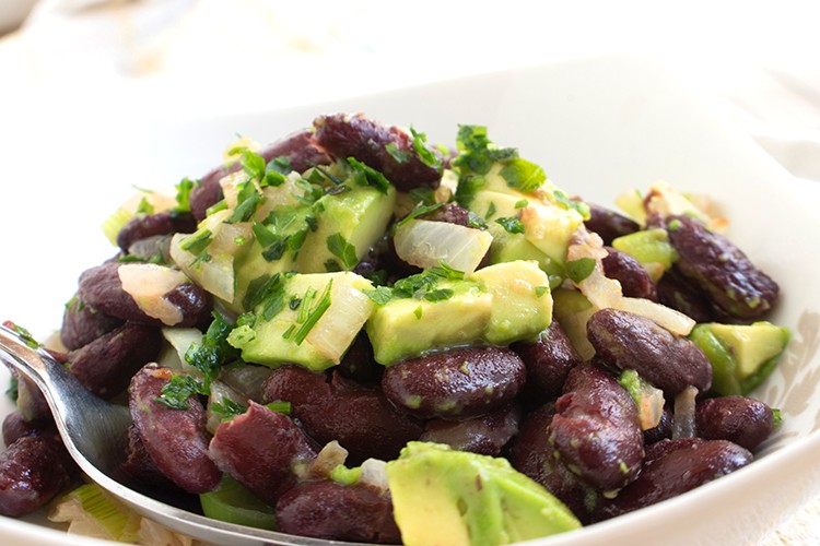 Kidneybohnengemüse mit Avocado