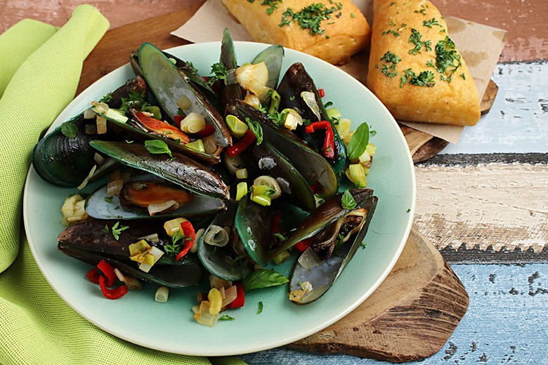 Feine Miesmuscheln mit geröstetem Knoblauch-Ciabatta