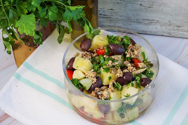 Kartoffelsalat mit Kapern und Oliven
