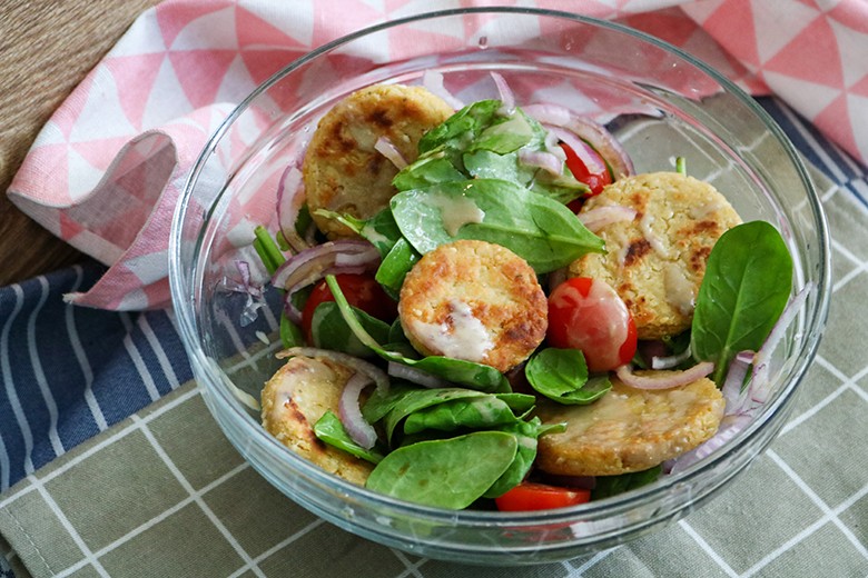 Kichererbsentaler an Spinatsalat