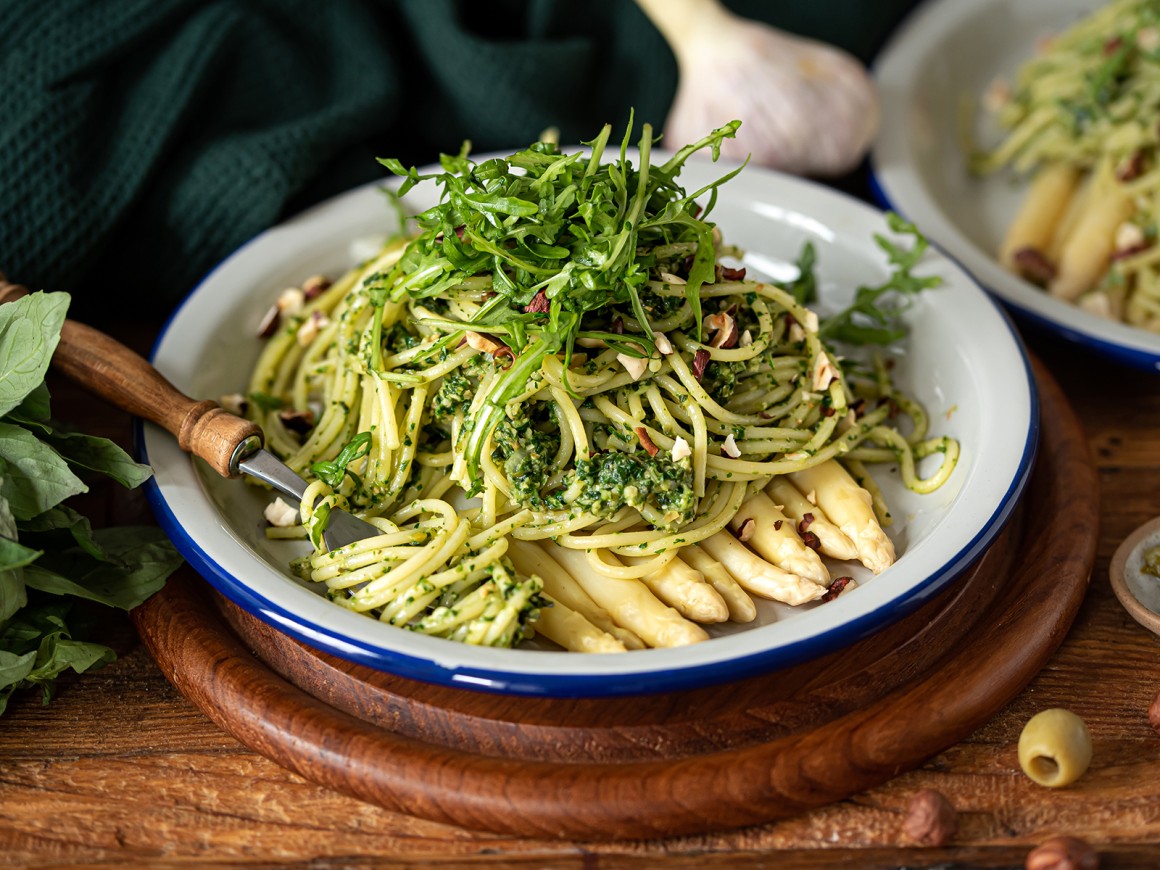 Spargel und Spaghetti mit Kräuter-Salsa