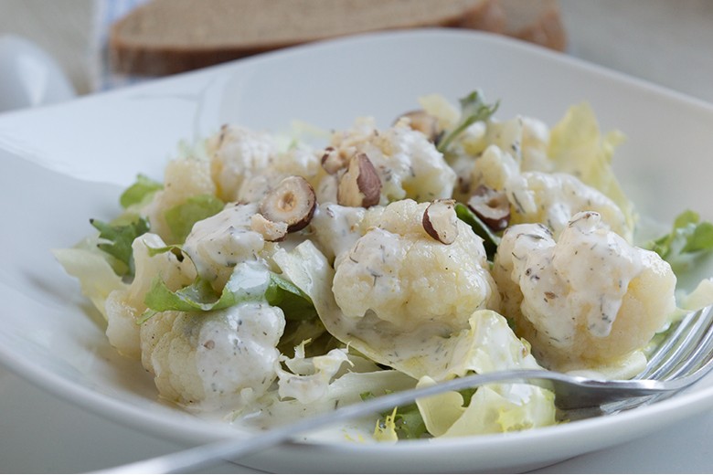 Salat mit Blumenkohl und Äpfeln