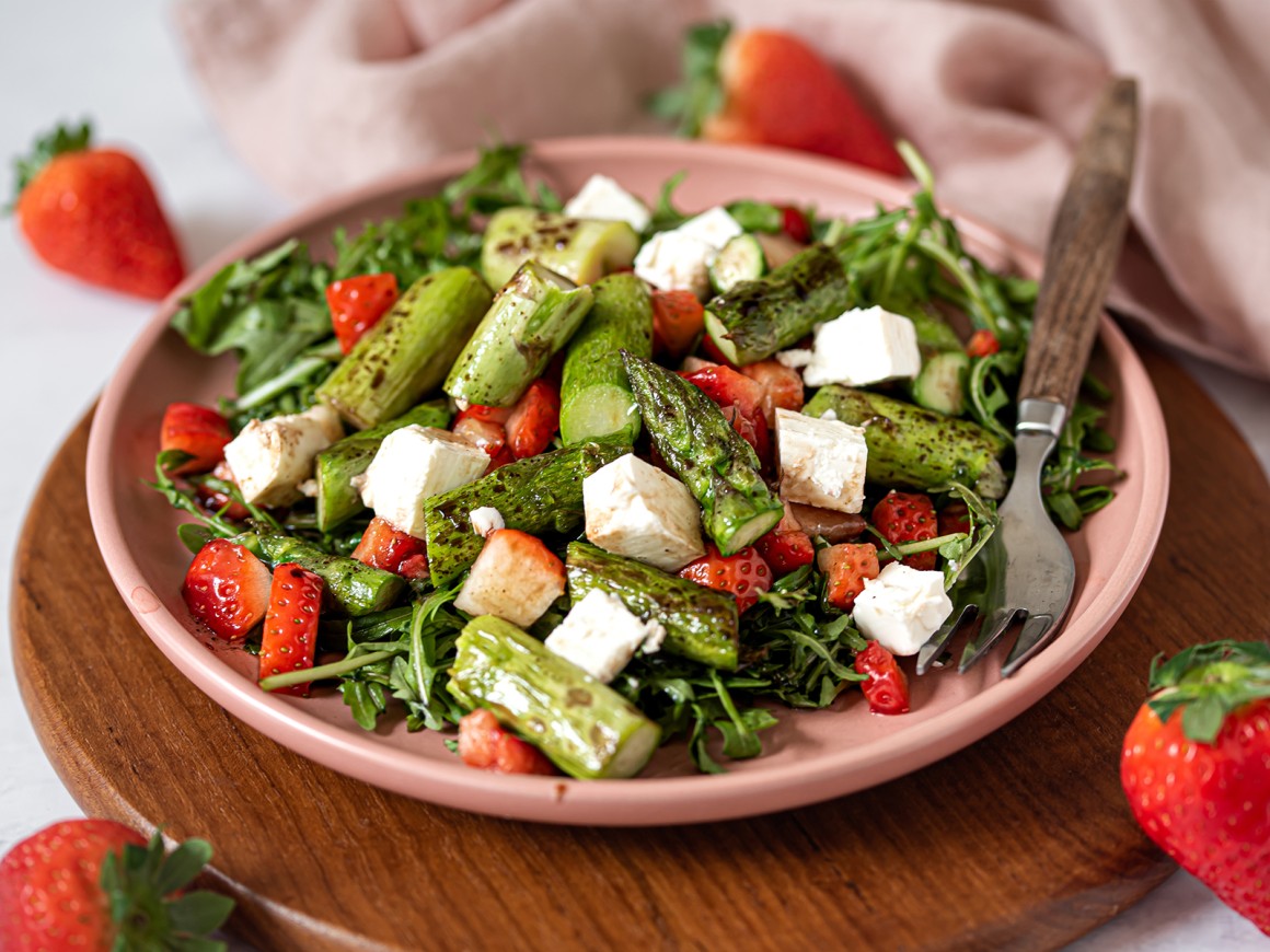 Spargel-Erdbeer-Salat mit Rucola und Feta