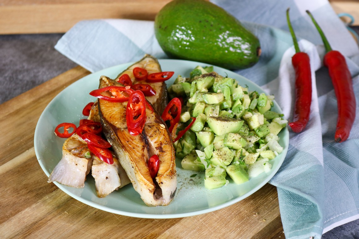 Feuriger Lachs auf Avocado Salsa