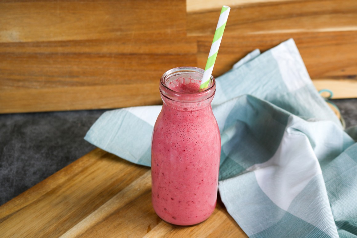 Veganer Milkshake mit Himbeeren und Joghurt