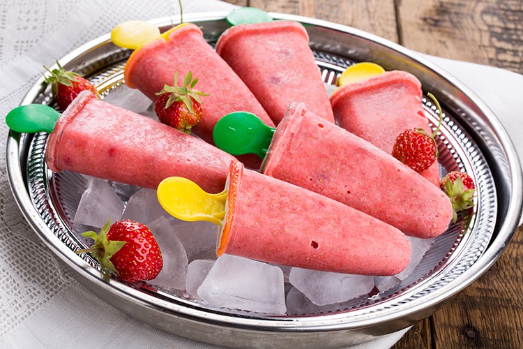 Fruchtiges Erdbeereis am Stiel