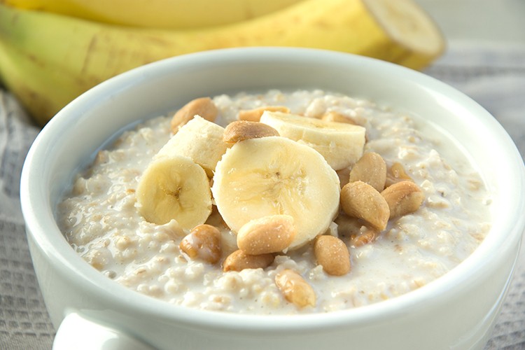 Banane-Erdnuss-Porridge