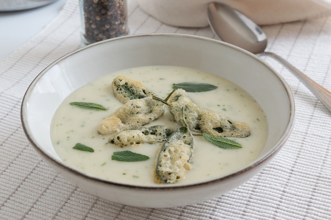 Suppe mit gebackenem Salbei