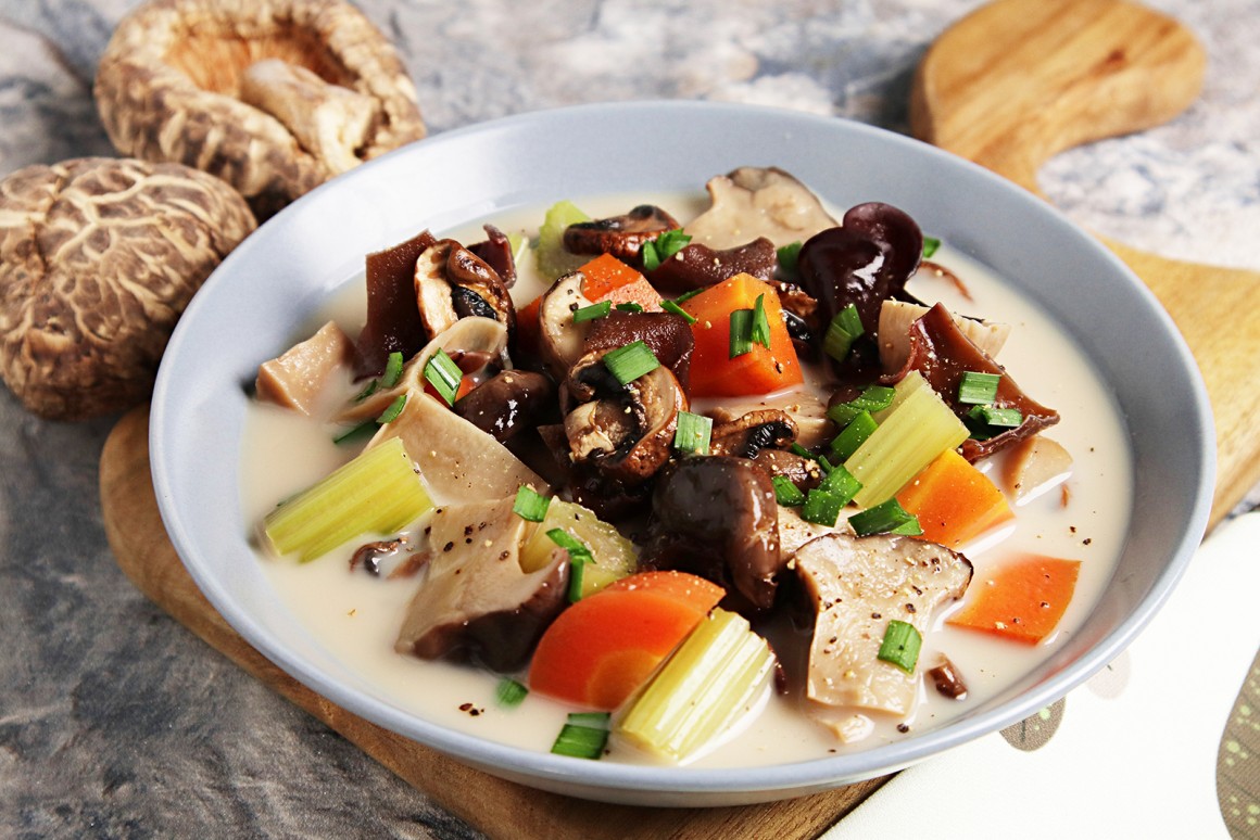 Pilzsuppe mit getrockneten Pilzen