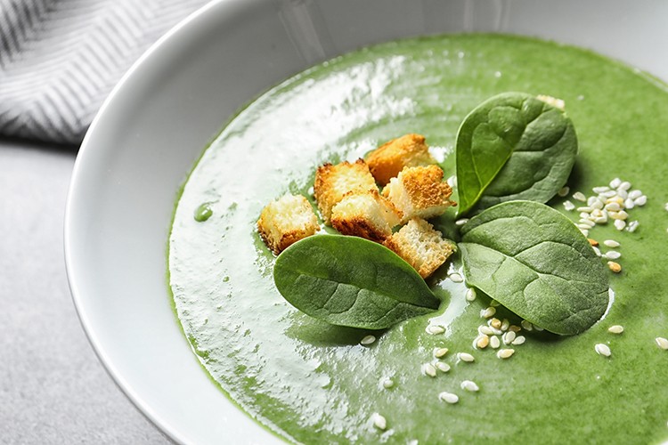 Cremige Spinatsuppe mit Sesam
