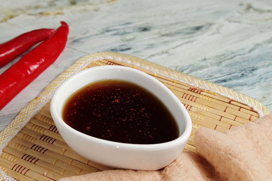Dunkle, vegane Asiasauce