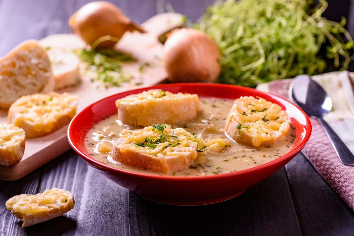 Zwiebelcremesuppe mit Käsetoasts