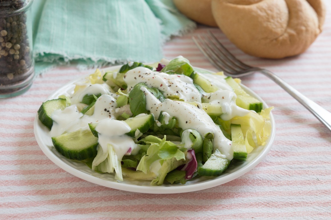 Blattsalat mit Joghurt-Senf-Dressing
