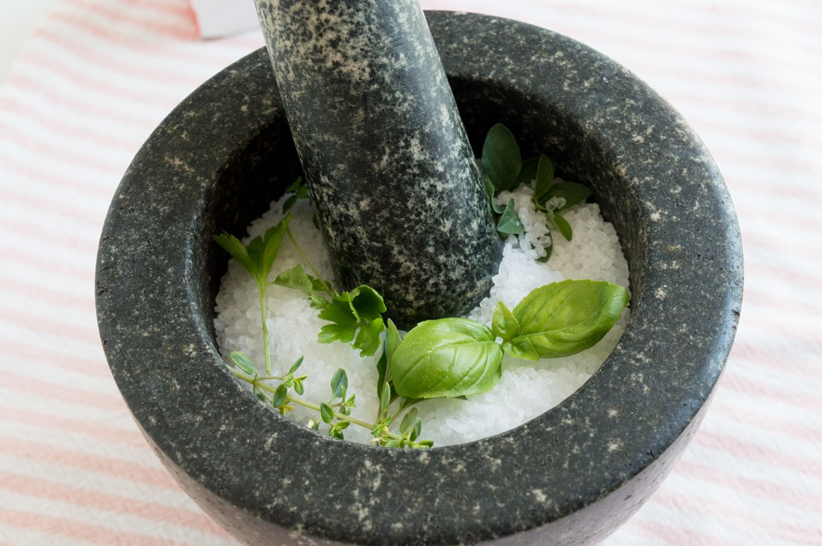 Kräutersalz mit frischen Kräutern