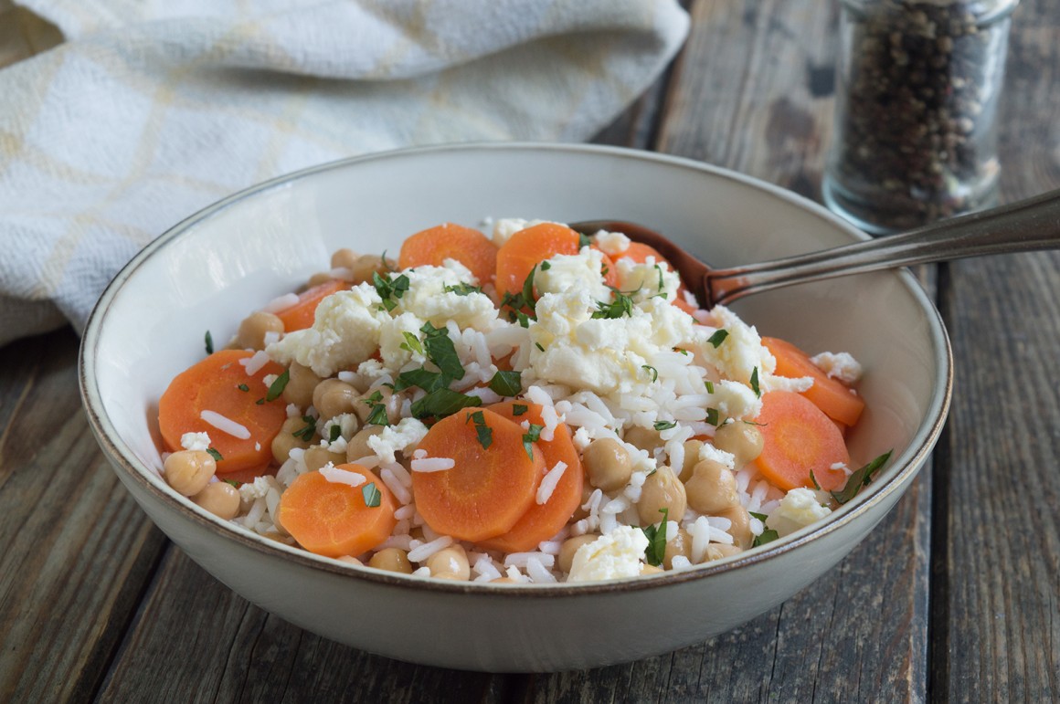 Reispfanne mit Karotten und Feta