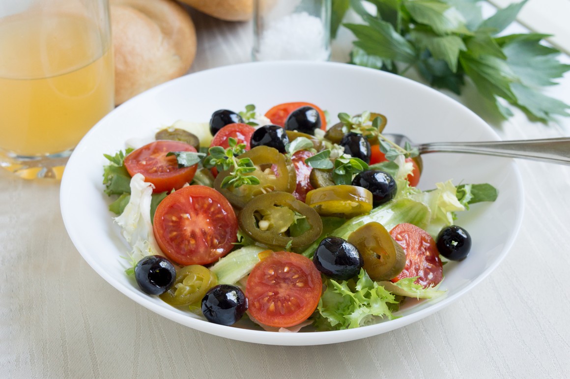 Salat mit Peperoni und Oliven - Rezept